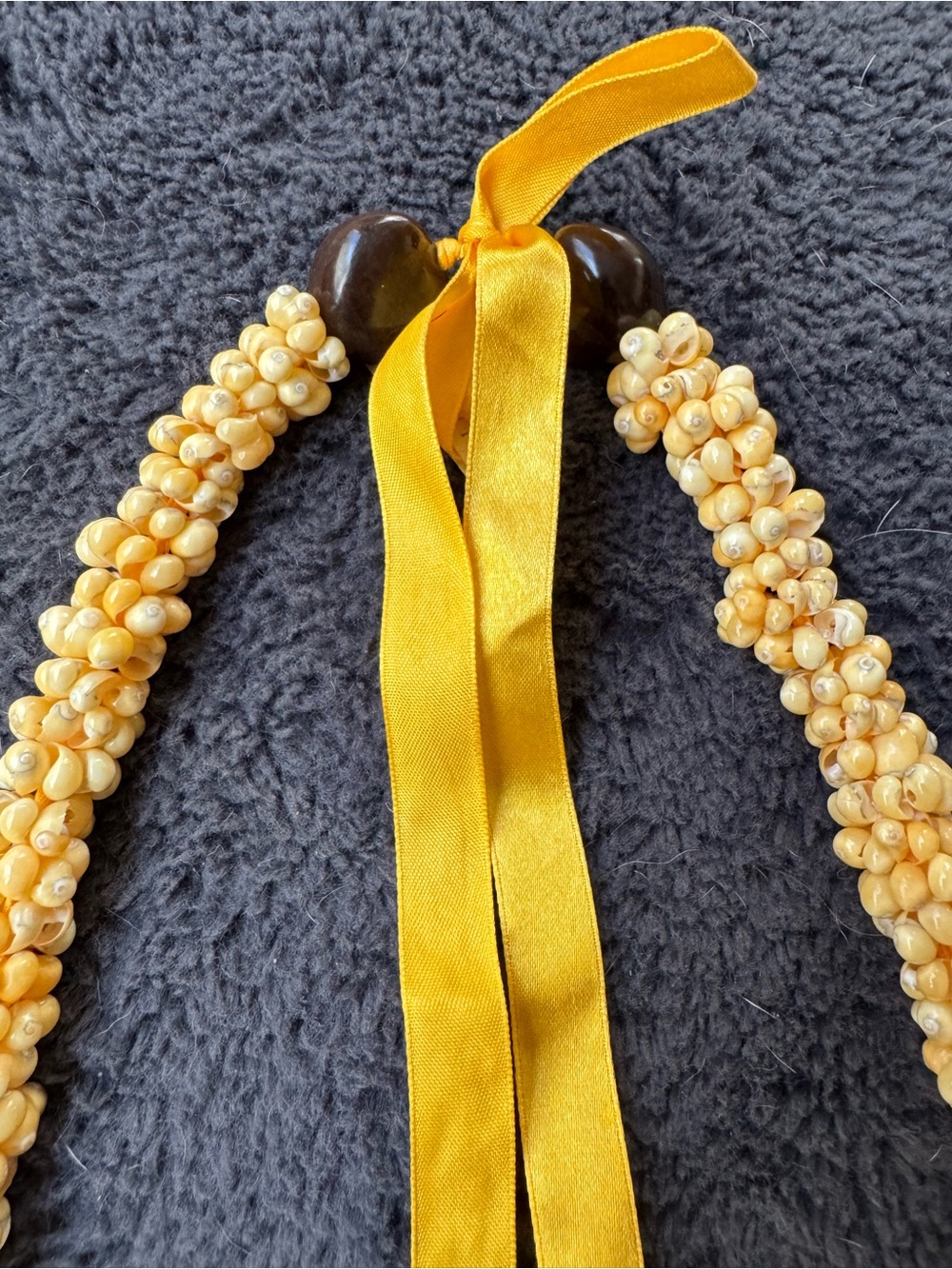 Vintage Yellow Momi / Kahelelani Shell Lei Necklace w/ Ribbon & Kukui Nut Accent - Picture 3 of 4